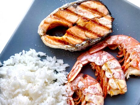 Сочный лосось и лангустины с рисом