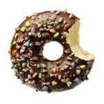 Донат CRUSHED CANDY DARK з шоколадною глазур’ю та подрібненими шоколадними цукерками ТМ La Lorraine 57г